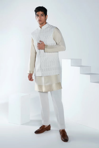 Fawn Geometric Dori Embroidered Bundi Set