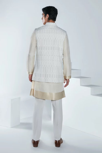 Fawn Geometric Dori Embroidered Bundi Set